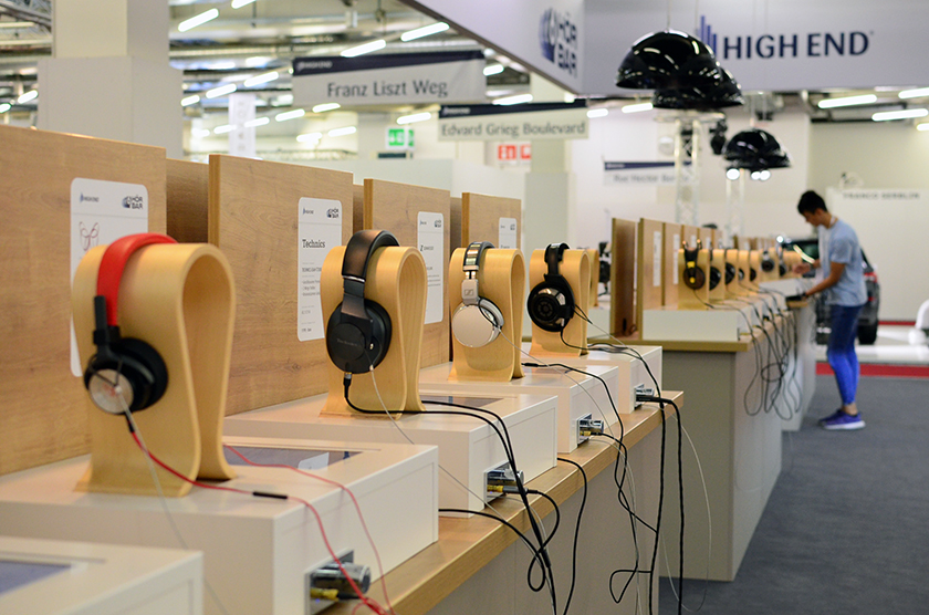 Hörbar – the listening bar which gives the opportunity to directly compare various headphones equipped with identical headphone amplifiers.