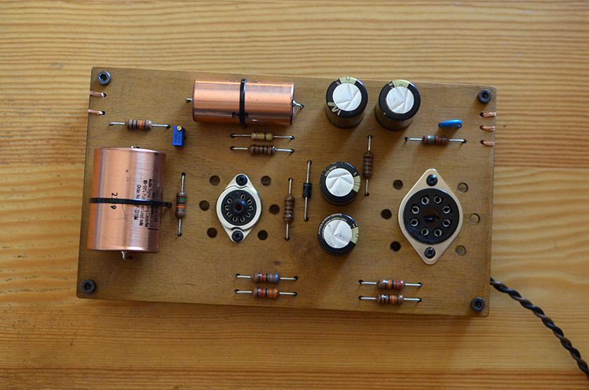 High tension power supply board featuring tube rectification based on 6X5 full-wave rectifier, C-L-C filtering and ECL82 triode/pentode tube as regulator.